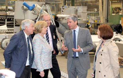 Bei der Führung durch die Werkhallen erläuterte Georg Huber(2.v.r.) mir, Maria Böhmer (2.v.l.) und Gerlinde Delacroix (r.) die ganze Bandbreite der Produktion.