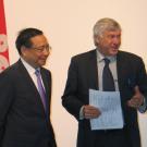 Der Direktor der Wirtschafts- und Handelskammer Hongkong, Ivan Lee, und MdB Alois Karl