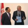 Der Direktor der Wirtschafts- und Handelskammer Hongkong, Ivan Lee, und MdB Alois Karl