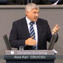 Alois Karl hält eine Rede im Plenarsaal