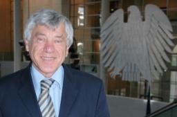 Alois Karl vor dem Bundesadler im Plenarsaal