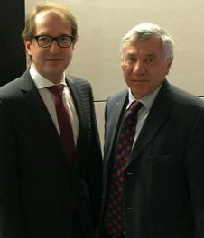 Hartnäckig hat Bundestagsabgeordneter Alois Karl auf die heutige Freigabe hingearbeitet. Hier im Gespräch mit Bundesminister Alexander Dobrindt im März 2016, bei dem er ihm nochmals die Wichtigkeit verdeutlichte, warum noch 2016 eine Freigabe für die OU Mühlhausen erteilt werden sollte.