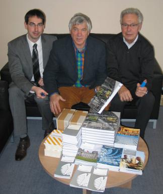 Woffenbachs CSU-Ortsvorsitzender Stefan Schön (l.) und Heinz-Jürgen Adelkamp (r.) freuten sich über die Sachspenden des Bundestagsabgeordneten Alois Karl (Mitte).