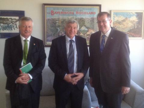 Alois Karl im Gespräch mit dem Staatssekretär im estnischen Außenministerium Lanemää und dem deutschen Botschafter in Estland Schlaga