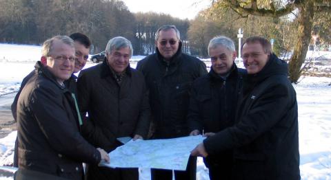 Bürgermeister Josef Kellermeier, Josef Gilch, Bundestagsabgeordneter Alois Karl, Direktor Josef Kreitinger, Bürgermeister Eduard Meier und Bürgermeister Josef Bauer erörterten bei einem Ortstermin am Kreisverkehr mit der B8, wie mit einem durchgehenden Radweg entlang der Staatsstraße zwischen Parsberg und Breitenbrunn die Radwegenetze von Altmühltal und Schwarzer Laber verbunden werden können.