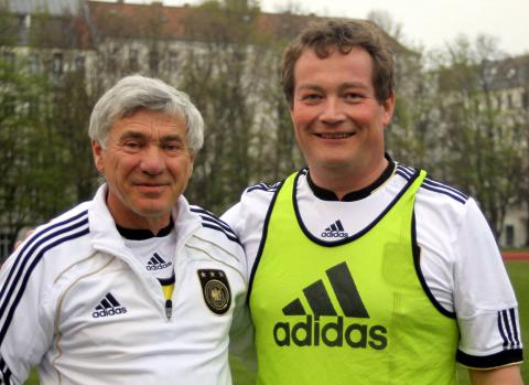 CSU-Abgeordneter Alois Karl und SPD-Abgeordneter Uli Grötsch (v.l.) bildeten eine oberpfälzer Achse beim Fußballspiel der Abgeordnetenmannschaft des FC Bundestag gegen ein Team von RocVin, dem Fahrdienst der Parlamentarier.