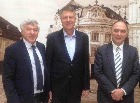 CSU-Haushaltpolitiker Alois Karl, MdB, (l.) und der frühere Aussiedlerbeauftragte und Innenstaatssekretär Dr. Christoph Bergner, MdB, (r.) trafen in Rumänien u.a. den Bürgermeister von Hermannstadt und rumänischen Präsidentschaftskandidaten Klaus Johannis.