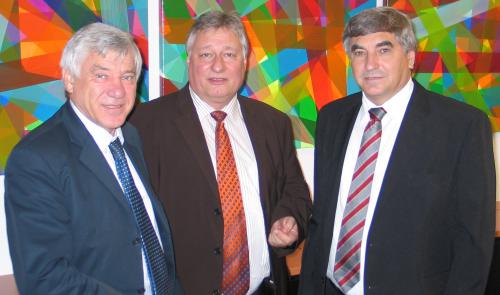 Alois Karl sucht über Parteigrenzen hinweg nach einer größtmöglichen Unterstützung für die Aufnahme des Ausbaus der Bahnstrecke  Nürnberg-Amberg-Schwandorf-Prag in den neuen Verkehrswegeplan.  Hier Alois Karl im Dialog mit Martin Burkert und Karl Holmeier (v.l.)