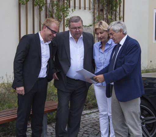 Für Alois Karl sind die Anliegen der Kreise, Städte und Gemeinden wichtig. Deshalb sucht er den Dialog mit Bürgermeistern (hier mit Bürgermeister Reindl, Schnaittenbach) und Ratsmitgliedern.