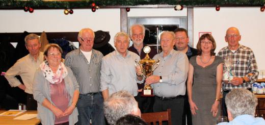 Gerade einmal vier Punkte trennten die ersten drei Gewinner des Turnier der Sieger in Berlin: Georg Siegert aus Hahnbach (4.v.r.) sicherte sich mit 116 Punkten den Pokal von MdB Alois Karl (4.v.l.). Zweiter wurde Erwin Walter aus Freystadt mit 113 Punkten vor Erwin Huml aus Dietfurt mit 112 Punkten. Beste Frau war die Siegerin des Neumarkter FU-Schafkopfturnier Anna Bengl (2.v.l.). Wie man auch mit schlechten Karten noch etwas gewinnen kam bewies Markus Fremmer aus Velburg (r.), der sich mit 46 Punkten den Trostpreis sicherte. Weiterhin ist auf dem Bild das Orgateam mit dem Amberger Altbürgermeister Wolfgang Dandorfer (5.v.l.) an der Spitze und Ludwig Segerer (Neumarkt l.) und Erika Urban (Freihung 2.v.r.) zu sehen.