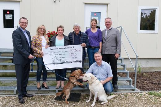 Tierische Unterstützung und Freude bei der Spendenübergabe der CSU-Vertreter (v.l.): Dr. Patrick Fröhlich mit „Lady“, Michaela Frauendorfer, Sabine Falk (Vorsitzende Tierschutzverein), MdB Alois Karl, Carmen Gurdan (Tierheimleiterin), Stefan Ott mit „Max“ und MdL Dr. Harald Schwartz