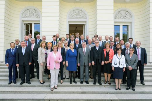 Bundestagsabgeordneter Alois Karl (3.v.r.) zusammen mit weiteren Haushaltspolitikern und dem Bundespräsidenten Joachim Gauck (6.v.l.) vor dem Gedankenaustausch im Schloss Bellevue. Bild: Bundesregierung / Steffen Kugler