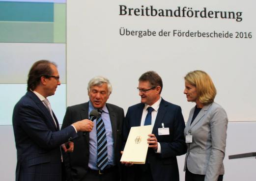 Alexander Dobrindt, Bundesminister für Verkehr und digitale Infrastruktur; Alois Karl; Franz Herrler , Geschäftsführer der Laber-Naab Infrastruktur GmbH und MdB Astrid Freudenstein