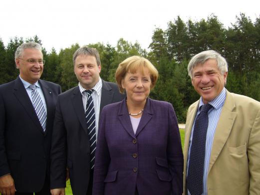 Innenminister Joachim Hermann, Landrat Richard Reisinger, Kanzlerin Angela Merkel und Bundestagsabgeordneter Alois Karl bei der Eröffnung des Lückenschlusses der A6 
