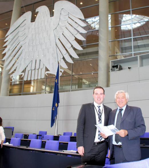 Bundestagsabgeordneter Alois Karl (r.) und der Andreas Krotter bei einer Sitzungsunterbrechung von Jugend und Parlament im Plenarsaal des Deutschen Bundestages.  Alois Karl hatte den jungen Parsberger Bankkaufmann und Schatzmeister der JU Parsberg für dieses Programm des Bundestages nominiert.