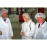 Produktionsleiter Dr. Michael Stein erklärte uns die Qualitätssicherung der angelieferten Heilpflanzen. 
