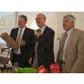 Zum Abschied ein Geschenk des Landrats Richard Reisinger