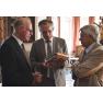 Der Berchinger Bürgermeister Ludwig Eisenreich überreicht Prof. Dr. Norbert Lammert, MdB, ein Geschenk mit Bezug zu einem berühmten Sohn der Stadt Berching, dem Musiker Christoph Willibald Gluck.